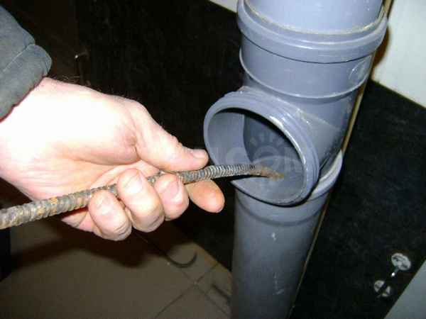 Как прочистить канализационную трубу своими руками: разбираем основные методы