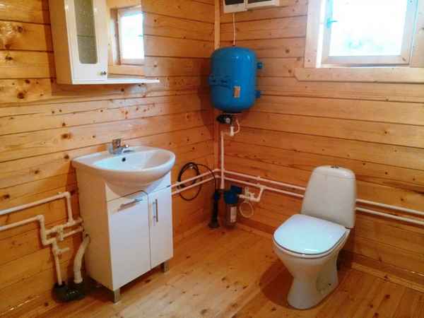 Монтаж туалета в деревянном доме своими руками: Советы +Видео