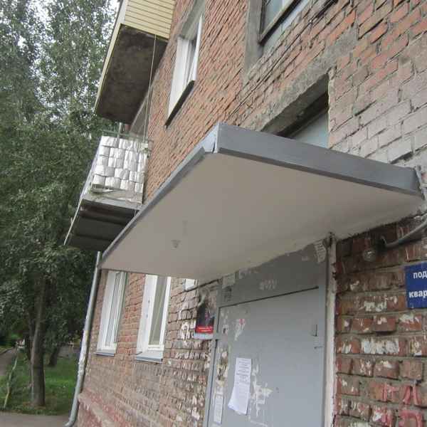 Козырек над входом в подъезд многоквартирного и частного дома: чертеж, замена, ремонт, цена +Фото