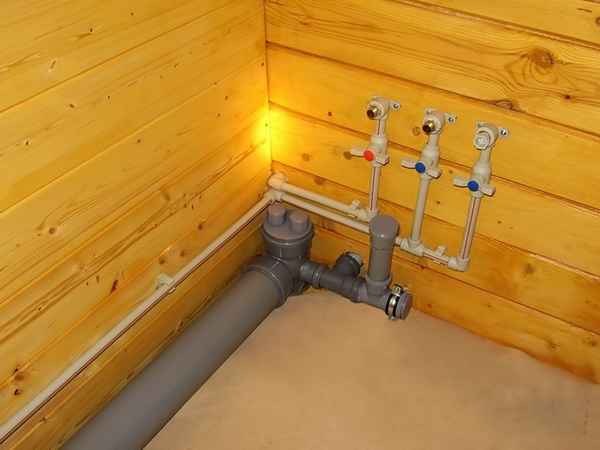 Как необходимо проложить водопроводные трубы в  частном доме и в дачный домик: пошаговая инструкция +Видео