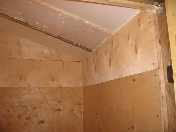 Как обшить фанерой стены дома изнутри правильно: отделка стен и потолков своими рукамиОбзор +Видео