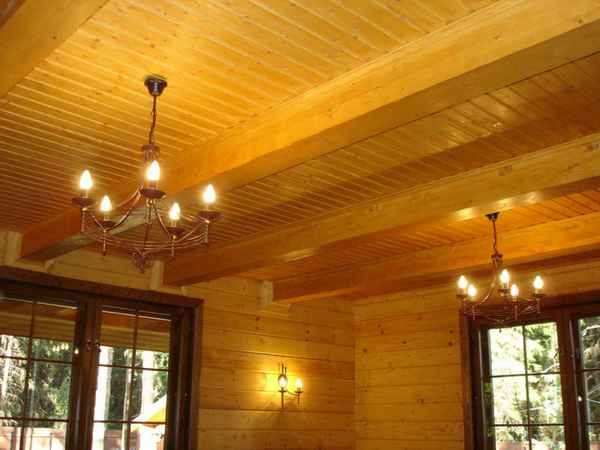Выбор и варианты отделки потолка в деревянном доме своими руками? Виды+Фото