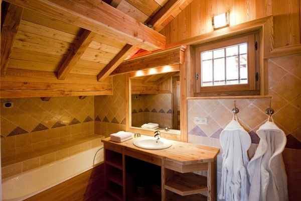 Как отделать плиткой ванную комнату своими руками в бревенчатом, деревянном, каркасном доме своими руками: Чем лучше? +Видео