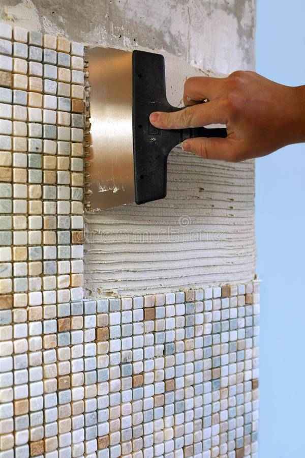 Как правильно класть мозайку на сетке в ванной на стену в доме? Выбор и Пошаговая инструкция +Видео