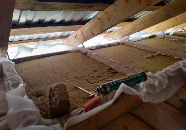 Как утеплить потолок минватой в частном доме своими руками? На чердаке изнутри и снаружи +Видео