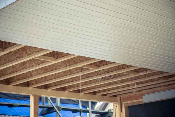 Как сделать отделку деревянного потолка в каркасном доме: лучшие варианты, инструкция +Видео